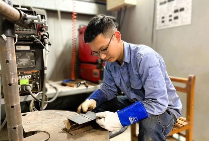 小威參加北分署基隆職訓場的銲接班，從零開始接受系統化培訓，結訓前考取3張證照，躍升專業技師_Instructions for literal