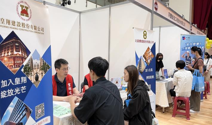 2026基隆地區就業博覽會，邀集60家企業參與，提供超過1,800個工作機會，25日在基隆市立體育館登場。(歷史照片).JPG_Instructions for literal