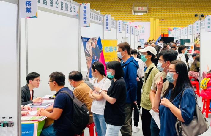 勞動部勞動力發展署北分署4月25日（六）將在基隆體育館舉辦就業博覽會，邀集60家企業，提供超過1,800個工作機會。(歷史照片)_Instructions for literal