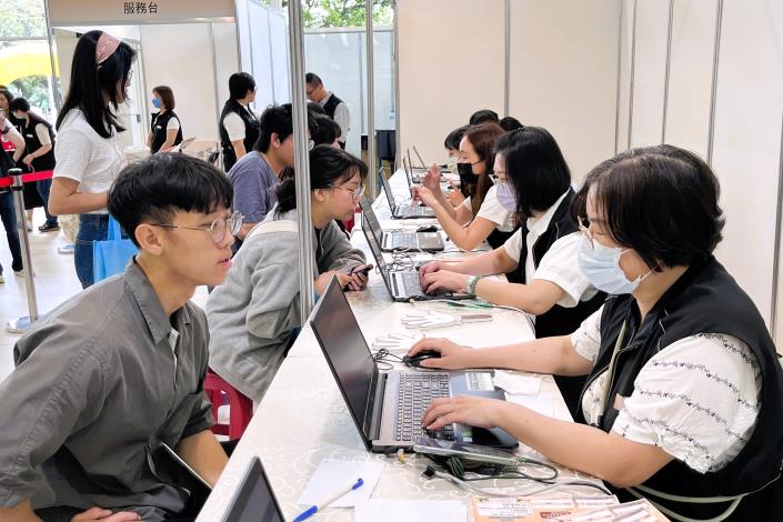 本場活動全面採無紙化方式，履歷投遞及職缺資訊都以數位化方式呈現，結合雲端叫號系統，應徵媒合更有效率。(歷史照片)_Instructions for literal