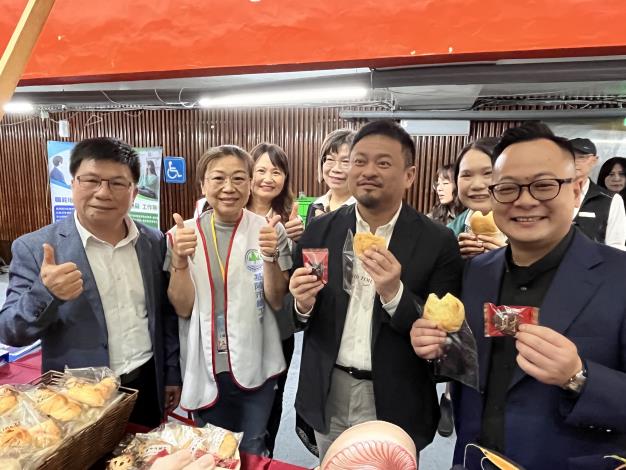基隆市總工會江定發理事長(左1)帶領學員(左2)在現場設攤，與洪部長(右2)、童議長(右1)分享產業人才投資方案學員訓練成果。.JPG_Instructions for literal