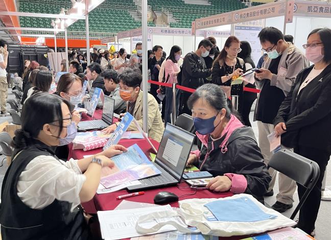 勞動部基隆地區大型就業博覽會吸引大批民眾踴躍參與，現場計有約 1,500人次投遞履歷，初步媒合率達5成，展現良好徵才成效與就業動能。.JPG_Instructions for literal