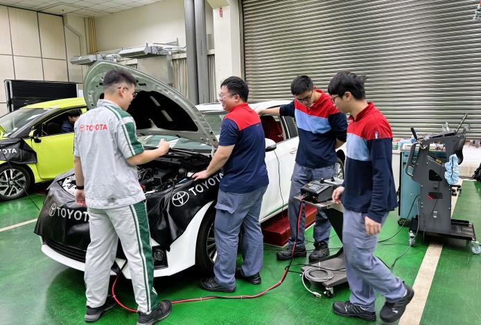 和泰汽車運用勞動部「企業人力資源提升計畫」強化銷售與維修人員對新型車的性能掌握_Instructions for literal