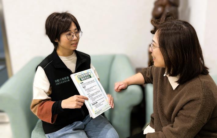 北分署銀髮人才資源中心人員(左)向富迪印刷人資(右)說明「勞工就業通計畫-職務再設計」最新資訊.JPG_Instructions for literal