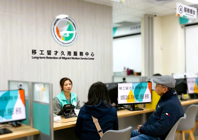 「移工留才久用服務中心」臨櫃專人服務，提供雇主、資深移工或僑外生及仲介業者法令諮詢，並協助申辦外國技術人力程序_Instructions for literal