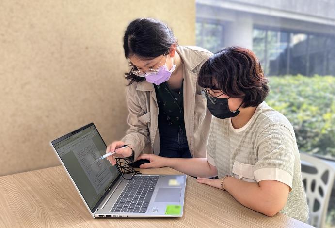 勞工就業通工作崗位訓練由企業依職務需求規劃訓練內容，由資深員工擔任職場導師，協助新進人員(非個案)快速熟悉工作內容_Instructions for literal