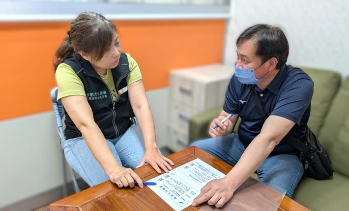 北分署就服員(左)與雇主(右)交流求才需求，說明五五就業促進獎勵、職場支持輔導等措施，協助建立勞資雙贏的良性循環。_Instructions for literal