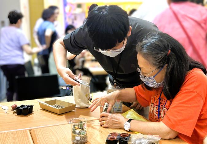 青年夥伴耐心協助長輩完成植栽作品，在互動過程中展現跨世代互助與交流精神。_Instructions for literal