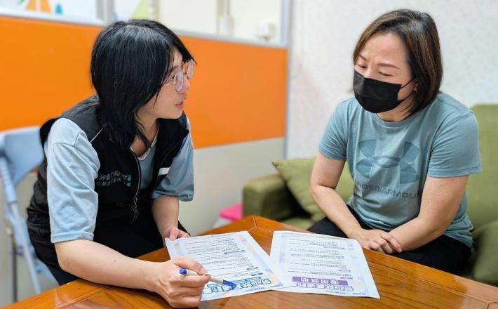 北分署花蓮就業中心就服員(左)向民眾說明勞工就業通計畫內容(非文中個案)_Instructions for literal