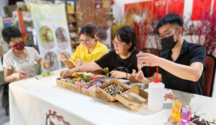 北分署6月18日在北車舉辦多元培力大市集，現場有銀柳浮瓶、水苔球免費DIY體驗(歷史照片，非本場活動)_Instructions for literal