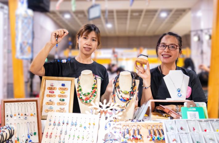 北分署多元培力大市集-勵馨基金會輔導婦女製作琉璃飾品(歷史照片，非本場活動)_Instructions for literal