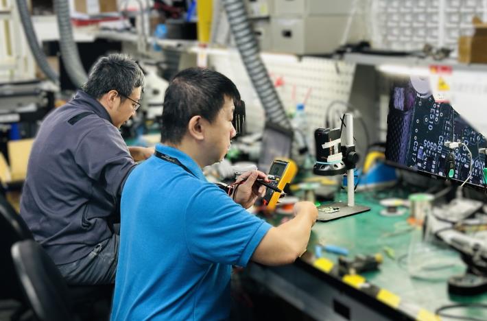 迪芬尼導入實物投影機協助中高齡員工減輕視覺與操作負擔，打造友善職場。_Instructions for literal