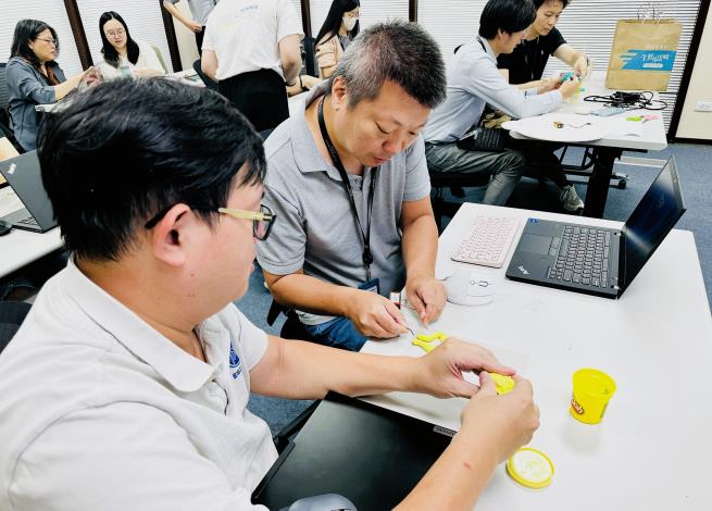 迪芬尼推動青銀共融活動，透過跨世代互動設計促進員工交流與合作。_Instructions for literal