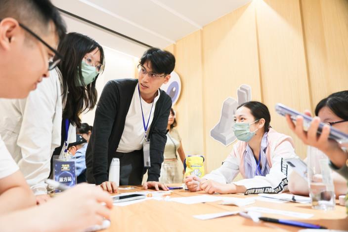 北分署YS暑期職涯營隊破冰活動，學員在互動遊戲中增進彼此認識，建立團隊默契與合作氛圍_Instructions for literal