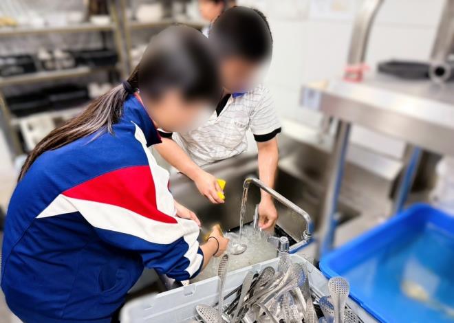 北分署辦理「身心障礙者職業探索體驗計畫」，安排學生進行職場體驗，實際操作餐廚設備清潔餐具。_Instructions for literal