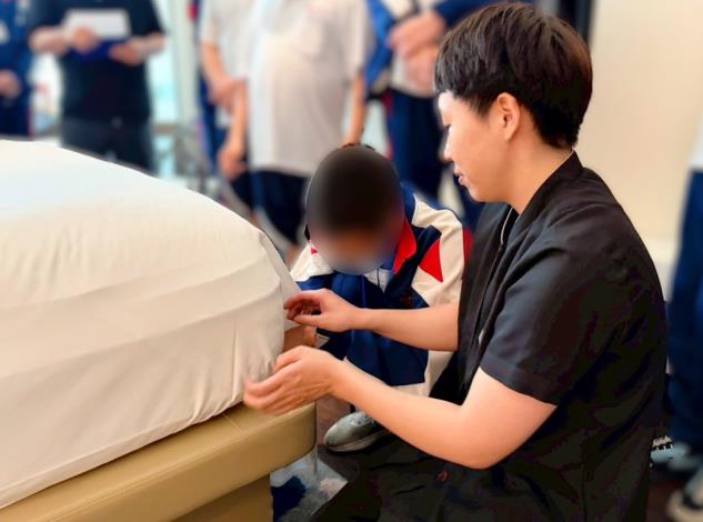 北分署辦理「身心障礙者職業探索體驗計畫」安排學生親身參與房務整理實作，實地體驗旅宿業工作流程與職場環境。_Instructions for literal