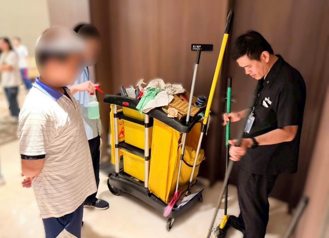 北分署辦理「身心障礙者職業探索體驗計畫」進行公共區域清潔實作體驗。_Instructions for literal
