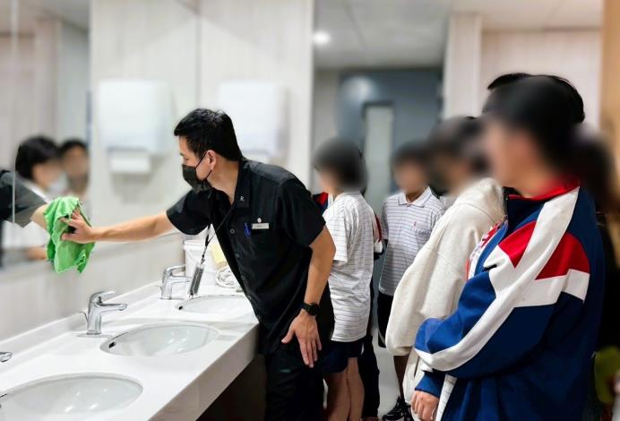北分署辦理「身心障礙者職業探索體驗計畫」透過房務實作體驗，學習飯店客房及浴室清潔整理技巧。_Instructions for literal