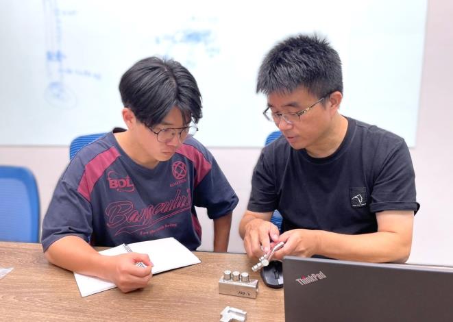 奇鋐科技公司115年度開出32個青年就業旗艦職缺，職場導師(右)實作引導情年強化專業技術(非本文個案)_Instructions for literal