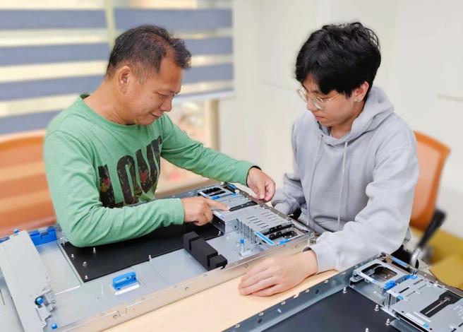 青年小偉(右)透過奇鋐科技參加青年就業旗艦計畫，導師(左)一對一指導，參與產品開發過程，累積實務經驗，成功接軌AI產業鏈。_Instructions for literal