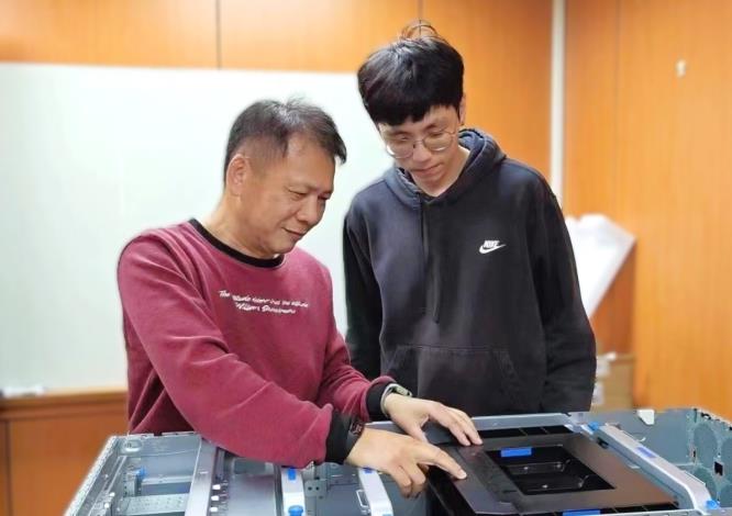 新鮮人小偉(右)透過奇鋐科技參加青年就業旗艦計畫，在職場導師(左)指道下累積實務經驗，順利展開職涯。_Instructions for literal