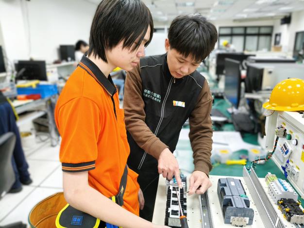 北分署今年共有49名選手晉級全國賽，訓練師依選手特質因材施教，強化選手專業能力。工業控制職類訓練師李亞軒(右)指導選手王若岳(左)訓練情形。_Instructions for literal