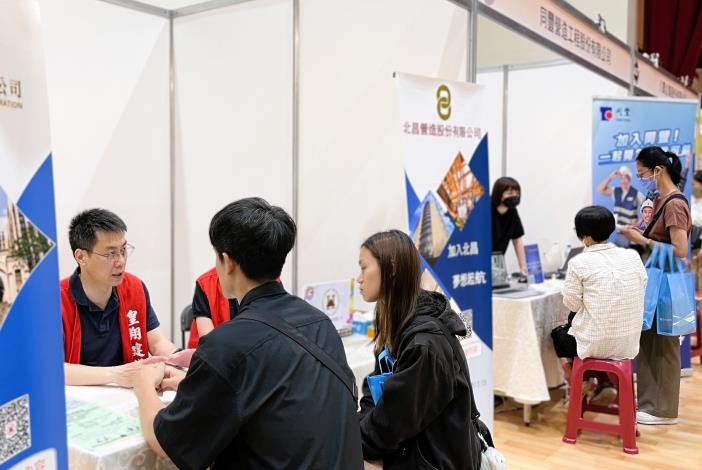 現場徵才活動提供求職者與企業直接面對面交流的機會，有助於深入了解職務內容及企業需求，提高媒合成功率。_Instructions for literal