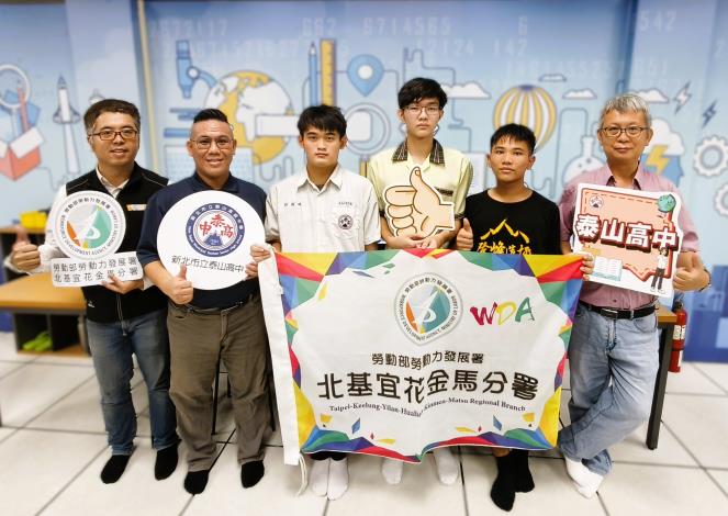 北分署訓練師陳俊宏(左1)、泰山高中陳李瑋組長(左2)、泰山高中電子科陳致中老師 (右1)，及共同培訓的青少年組電子職類選手鄭瑋峻(左3)、呂立葳(右3)、林祜緯(右2)_Instructions for literal