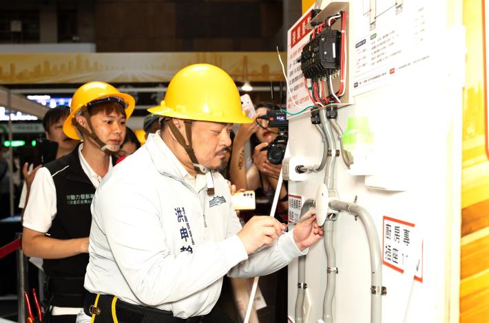 勞動部洪申翰部長，現場體驗職訓課程內容之水電設備與接線_Instructions for literal