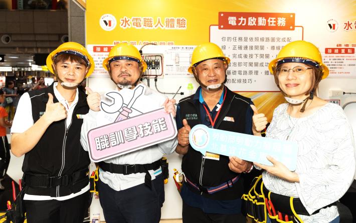 勞動部洪申翰部長(左2)與勞動力發展署署長黃齡玉(右1)，為北分署職業訓練課程加油打氣_Instructions for literal