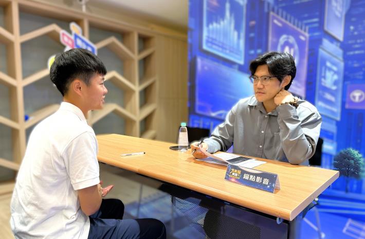 北分署青年暑期職涯營隊結訓日安排企業模擬面試，由企業主管及人資提供履歷與面試回饋，協助青年提升求職實戰力。_Instructions for literal
