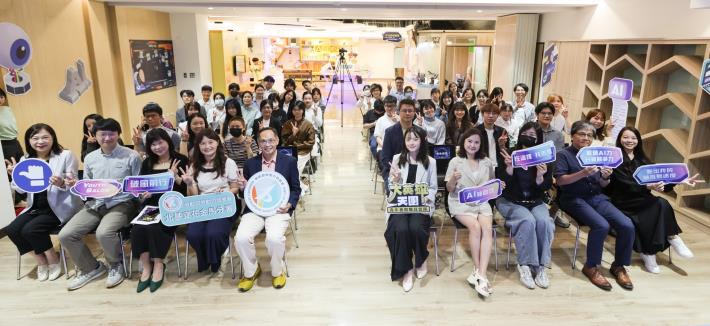北分署YS「大英雄天團3」青年暑期職涯營隊圓滿結訓，學員完成為期一個月培訓，與企業代表及講師共同見證學習成果。_Instructions for literal
