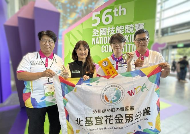 「第56屆全國技能競賽」北分署網頁技術職類金牌選手胡宸浩(右2)、分署長沈文麗(左2),與培訓老師蔡坤炎(右1)、劉勤永(左1).JPG_Instructions for literal