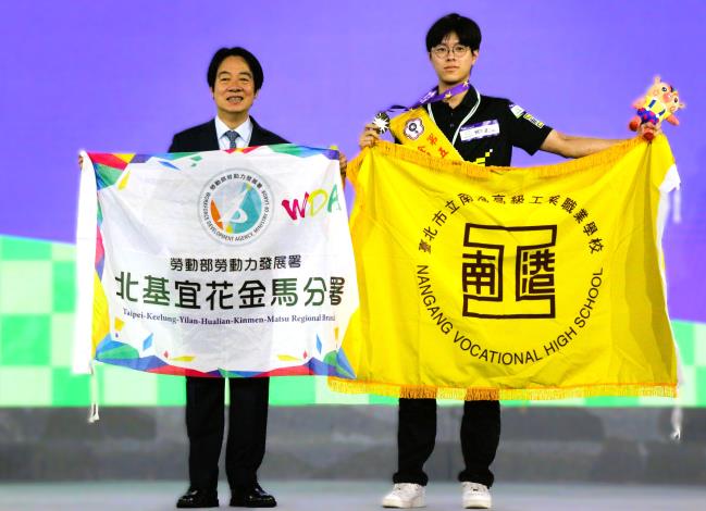 北分署金屬結構製作職類選手何宇恩勇奪金牌，由總統賴清德親自頒獎.JPG_Instructions for literal