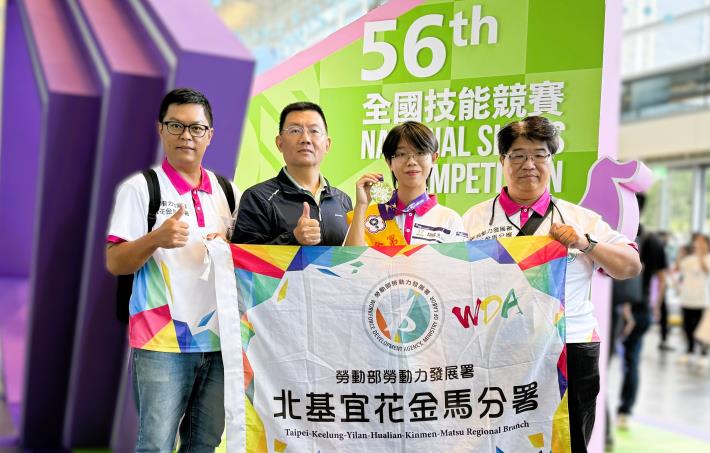北分署與智光工商共同培訓的選手胡宸浩(右2)勇奪第56屆全國技能競賽網頁技術職類金牌，北分署職訓師劉勤永(右1)、蔡坤炎(左1)，與智光工商資訊科王本堯主任(左2)。_Instructions for literal