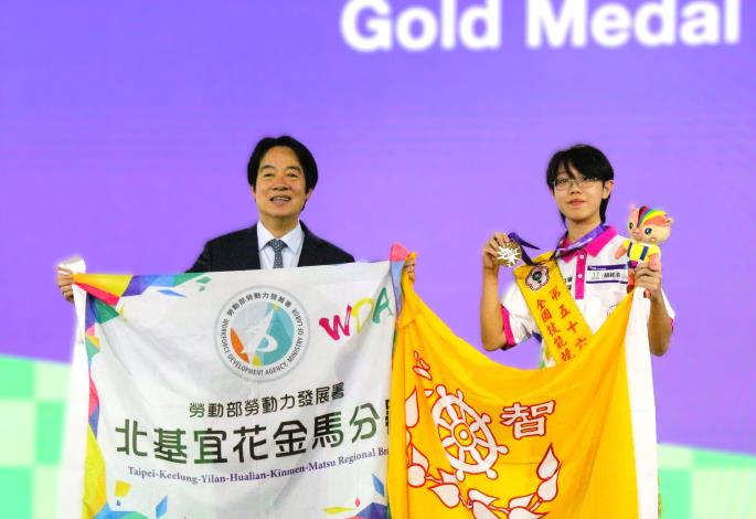 北分署與智光商工共同培訓的選手胡宸浩(右2)勇奪第56屆全國技能競賽網頁技術職類金牌。_Instructions for literal