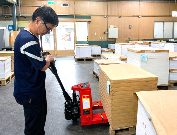 鄭師傅退休後重回職場，透過職務再設計導入的電動拖板車搬運紙材，輕鬆省力。_Instructions for literal
