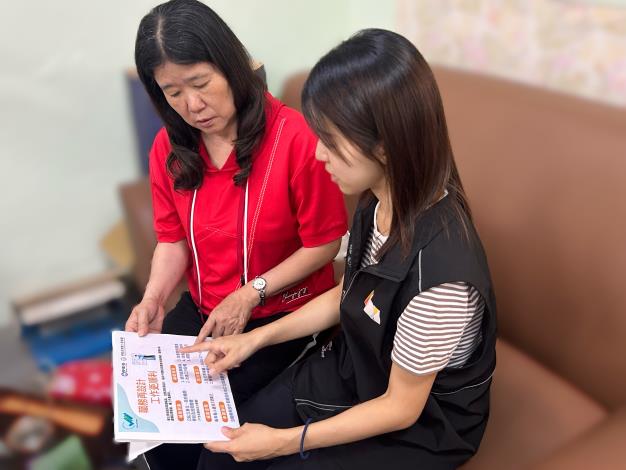北分署銀髮人才資源中心人員(右)向家佑實業公司會計張小姐(左)說明「職務再設計服務計畫」最新資訊_Instructions for literal