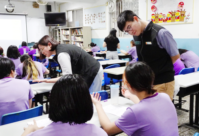 北分署YS職涯諮詢師透過實務課程，引導學員認識安全求職、履歷撰寫及面試技巧。_Instructions for literal