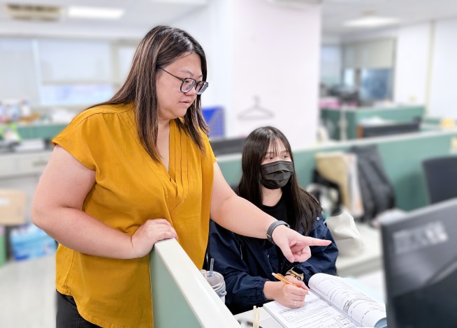 勁豐電子運用北分署「勞工就業通計畫」工作崗位訓練，安排專屬職場導師(左)帶領小雲(右)她參與工程專案_Instructions for literal