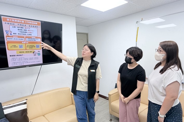 北分署人員(左1)向企業說明勞工就業通計畫內容_Instructions for literal