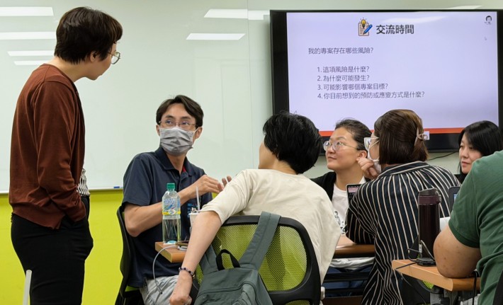 北分署開辦多元自辦、委辦職業訓練課程，協助民眾提升專業能力、拓展就業選擇。圖為AI應用上課實況。_Instructions for literal