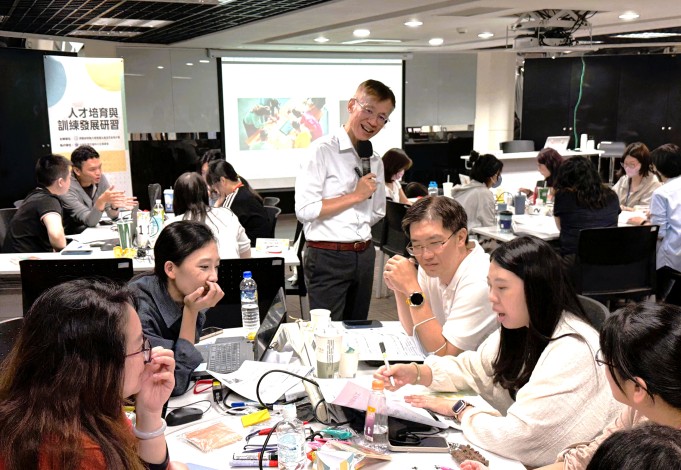 北分署辦理「企業人力資源提升--人才培育與訓練發展」研習課程，學員專注投入分組討論_Instructions for literal
