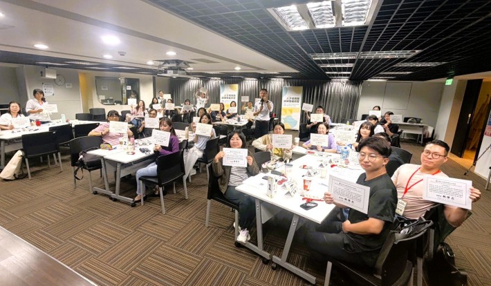 北分署辦理「企業人力資源提升促進活動」5堂研習課程，參訓學員展示結業證書_Instructions for literal
