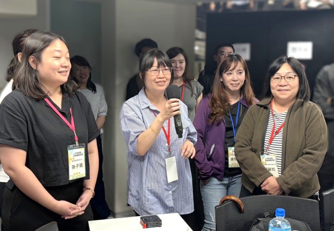 學員思創數位科技公司人資王思涵(左2)於中分享心得，透過課程實作她更加了解如何將AI融入人資工作。_Instructions for literal