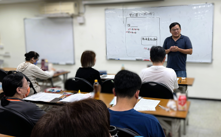 小川參加北分署「產業人才投資方案」在職訓練課程，累積土地法規、不動產交易及稅務等知識，考取不動產經紀人及地政士雙證照。圖為小川向產投學員分享備考經驗。_Instructions for literal