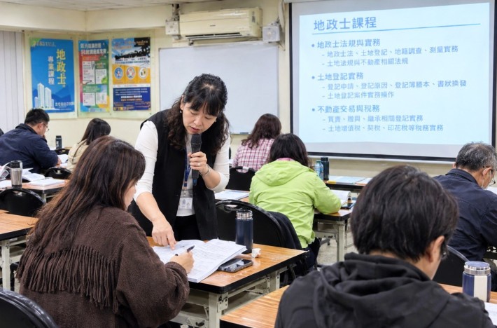 北分署「產業人才投資方案」地政士實務班上課實況_Instructions for literal