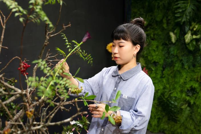 圖說:9/13「職人聊心坊」花藝職類組國手張可銘，分享學習花藝契機及為何踏上花藝之路，讓青年更加瞭解花藝師的職業日常。_Instructions for literal