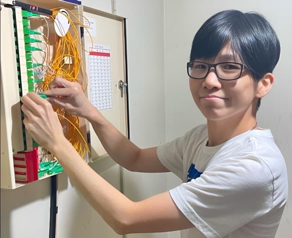 因疫情導致失業的餐飲店女店長蕭暄融，參加職訓學AI機器人與機電相關技能，終於順利轉職成為軟體工程師。_Instructions for literal