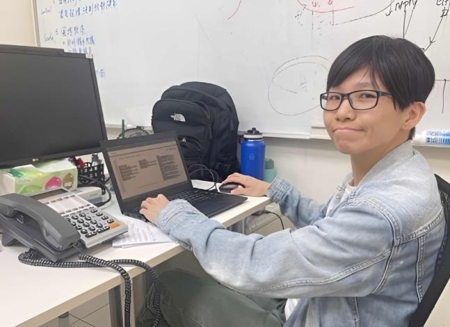 因疫情導致失業的餐飲店女店長蕭暄融，參加職訓學AI機器人與機電相關技能，終於順利轉職成為軟體工程師。_Instructions for literal